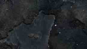 plato con una tosta de hummus con huevo duro