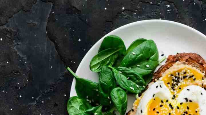 plato con una tosta de hummus con huevo duro