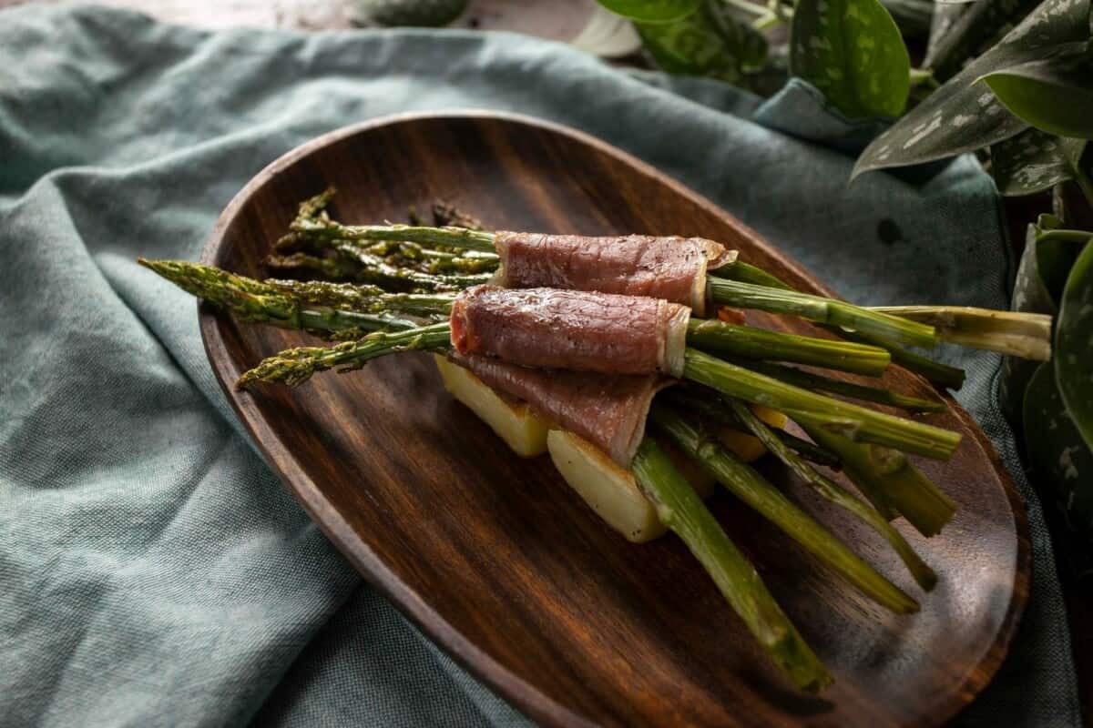 Trigueros con jamón y lingote de patata