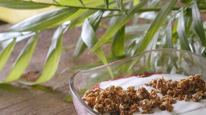 Yogurt, cereza y avena caramelizada