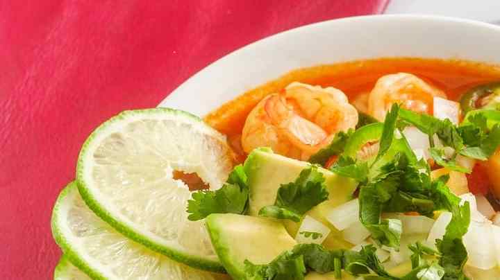 Caldo de camarón mexicano