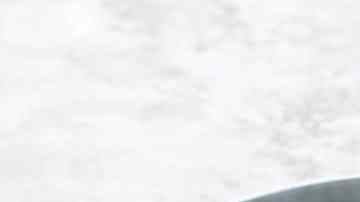 plato de ensalada de gambas con piña