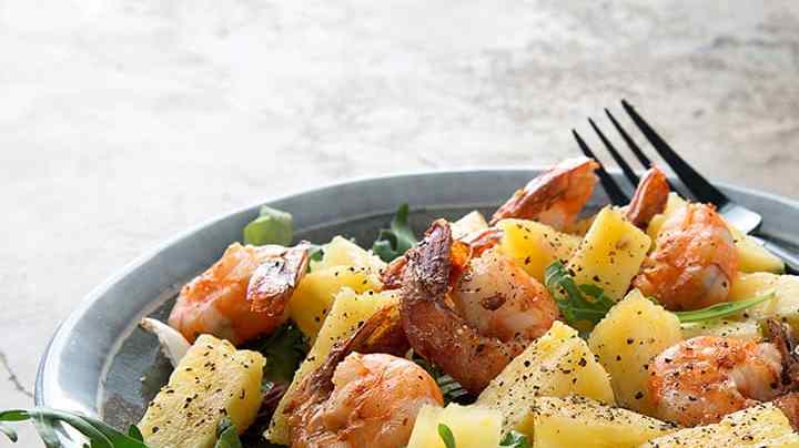 plato de ensalada de gambas con piña