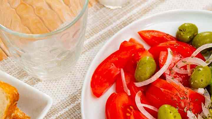 ensalada de tomate con aguacate