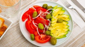 ensalada de tomate con aguacate