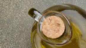 plato de ensalada de tomate con burrata