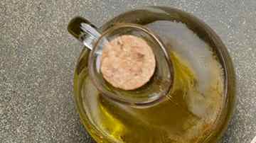 plato de ensalada de tomate con burrata