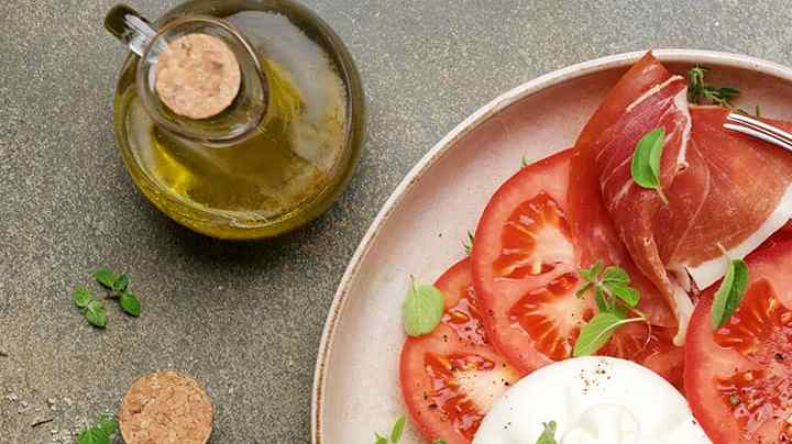plato de ensalada de tomate con burrata