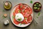plato de ensalada de tomate con burrata