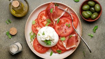 plato de ensalada de tomate con burrata