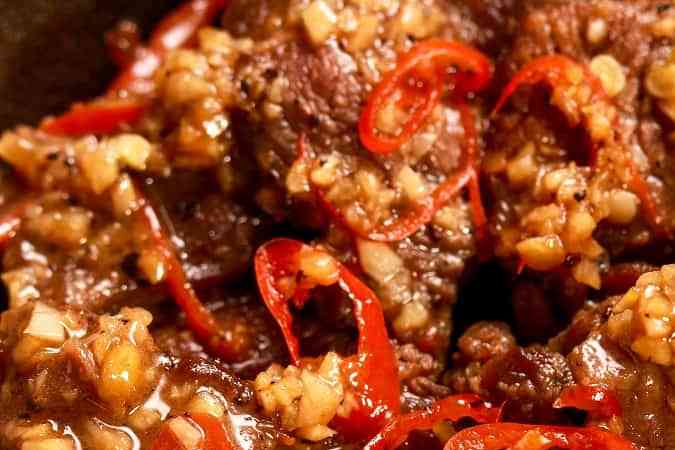 Lomo de res al ajillo