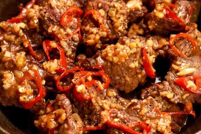 Lomo de res al ajillo