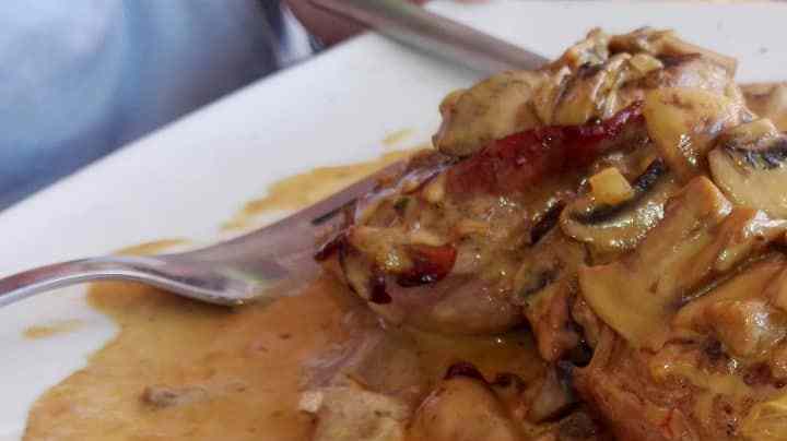 lomo de res en salsa de champiñones