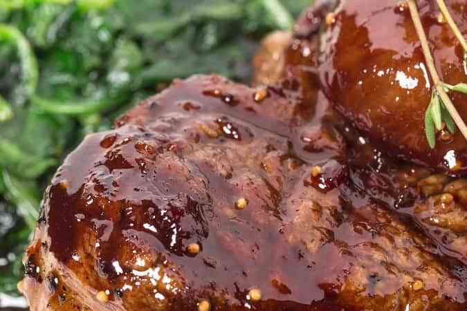 Lomo de res en salsa de vino tinto