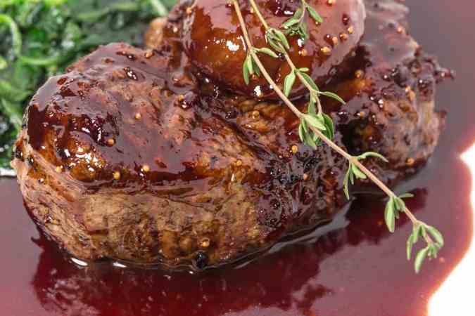 Lomo de res en salsa de vino tinto