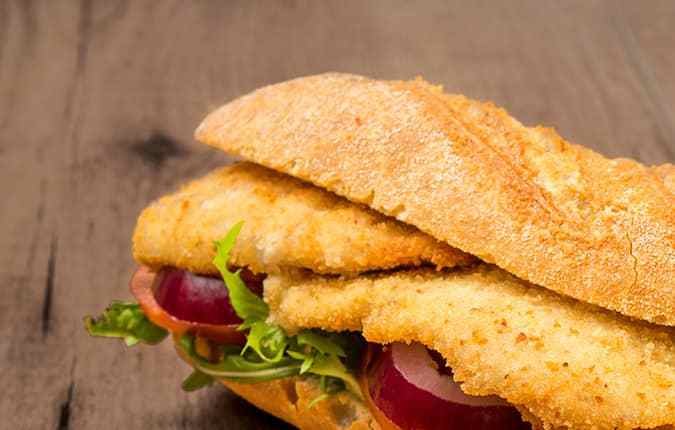 sándwich de pollo empanado