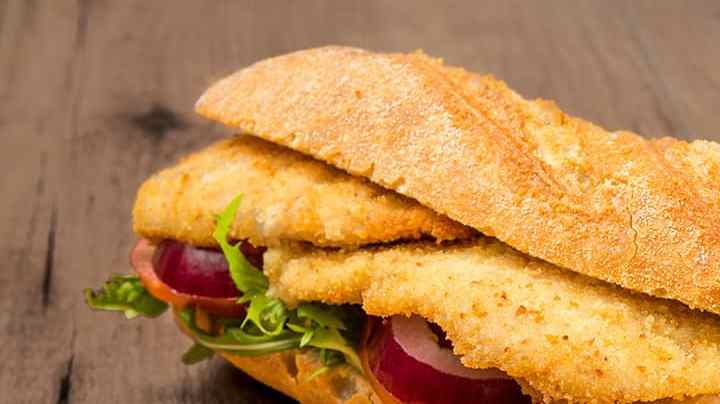 sándwich de pollo empanado