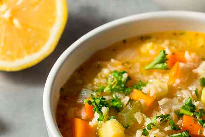 plato de sopa de verduras con arroz