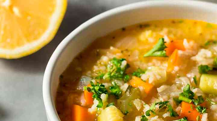 plato de sopa de verduras con arroz