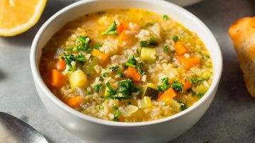 plato de sopa de verduras con arroz