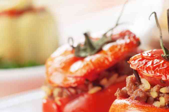 Deliciosos tomates rellenos de carne y arroz