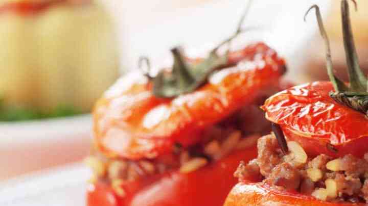 Deliciosos tomates rellenos de carne y arroz