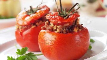 Deliciosos tomates rellenos de carne y arroz