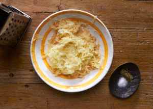 tortilla de patata con huevo y ajo paso 1