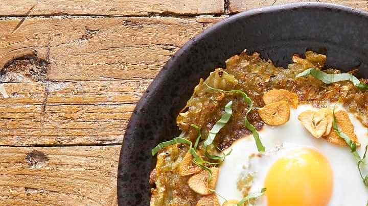 tortilla de patatas con huevo y picada de ajo