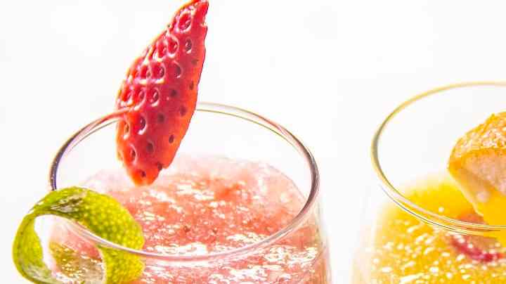 Dos refrescantes bebidas con champagne