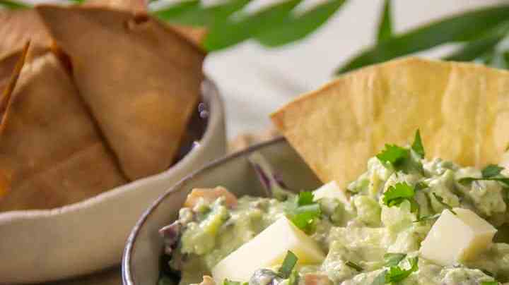 Guacamole con cubos de queso mozzarella