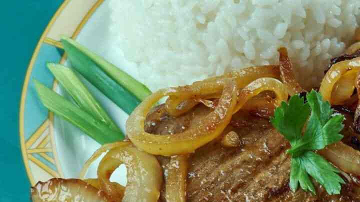 bistec encebollado