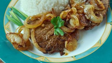 bistec encebollado