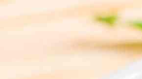 plato de crema de guisantes con leche de coco