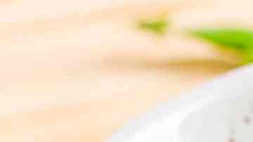 plato de crema de guisantes con leche de coco