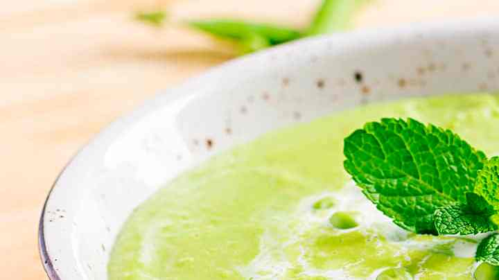 plato de crema de guisantes con leche de coco