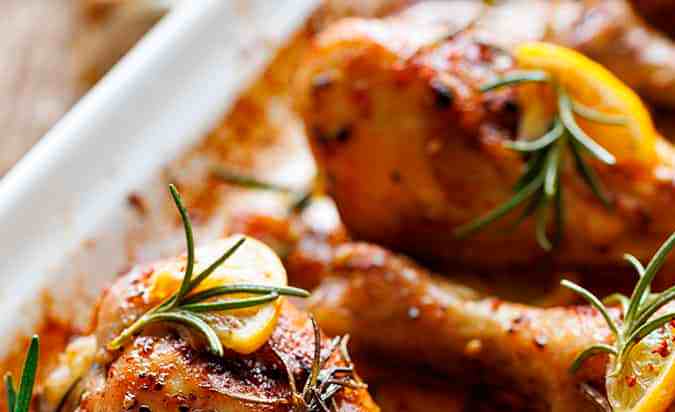 bandeja con muslos de pollo al brandy