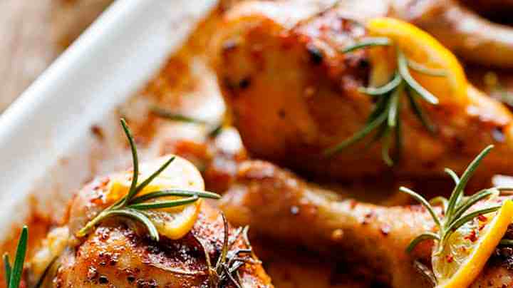 bandeja con muslos de pollo al brandy