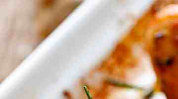 bandeja con muslos de pollo al brandy