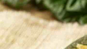 Prepara crepas de avena con cajeta y nuez