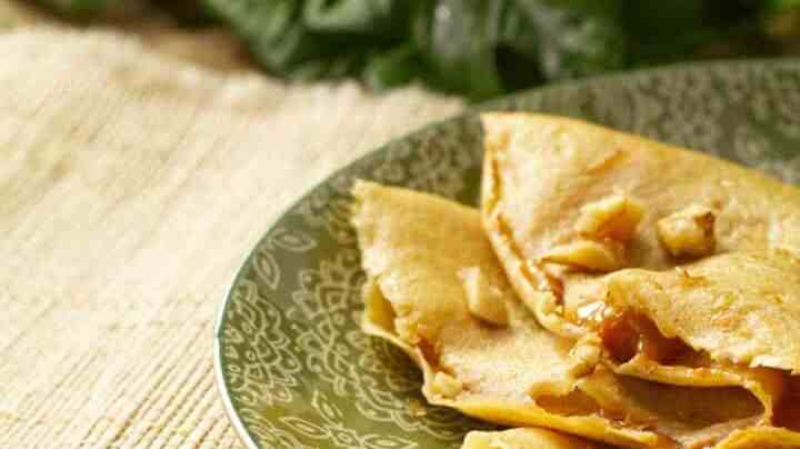 Prepara crepas de avena con cajeta y nuez