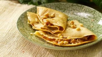 Prepara crepas de avena con cajeta y nuez