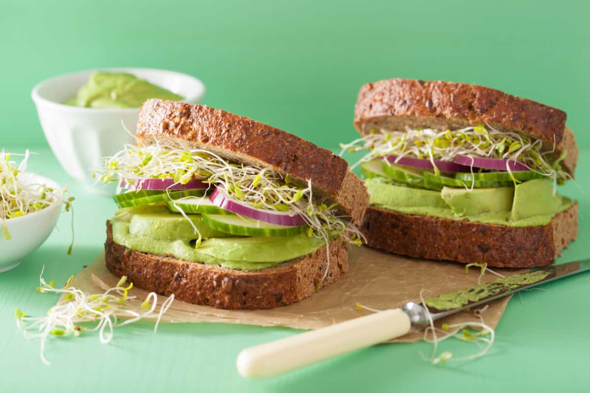 dos sandwichs vegetarianos de aguacate con alfalfa