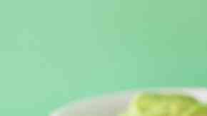 dos sandwichs vegetarianos de aguacate con alfalfa