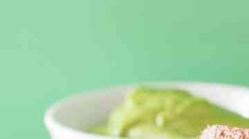 dos sandwichs vegetarianos de aguacate con alfalfa