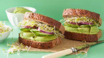 dos sandwichs vegetarianos de aguacate con alfalfa