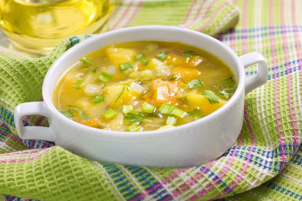 plato de sopa de frijoles con verduras