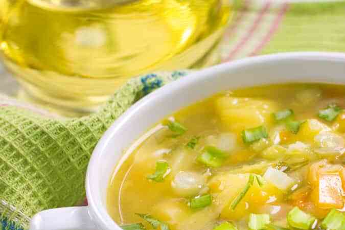 plato de sopa de frijoles con verduras