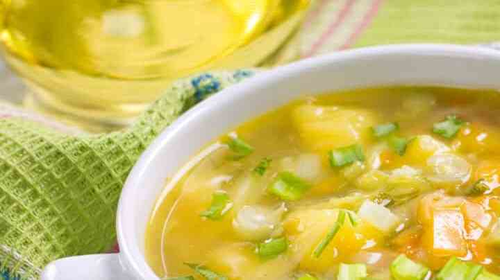 plato de sopa de frijoles con verduras