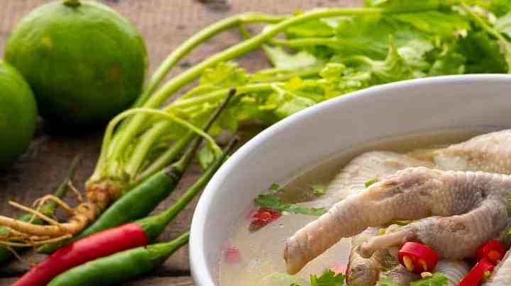 Sopa de pata de pollo
